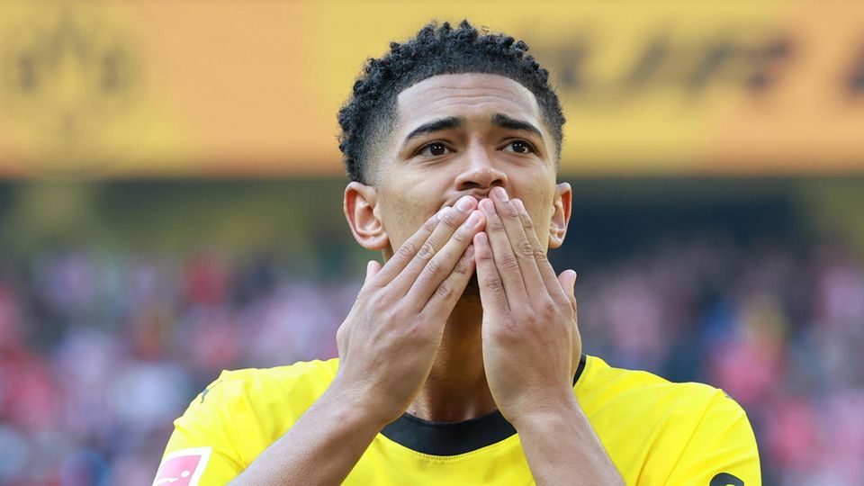Jude Bellingham verteilt im BVB-Trikot mit beiden Händen vor dem Mund Luftküsse an die Fans im Stadion