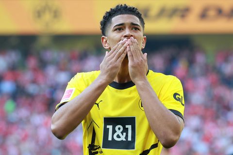 Jude Bellingham verteilt im BVB-Trikot mit beiden Händen vor dem Mund Luftküsse an die Fans im Stadion