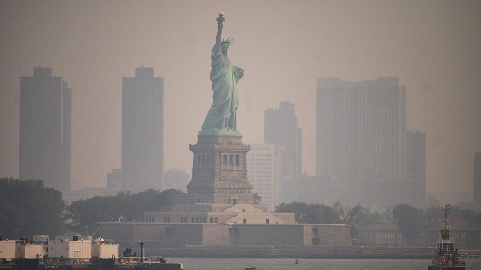 New York, USA. Die schweren Waldbrände in Kanada ziehen auch die Ostküste der USA in Mitleidenschaft. In Städten wie New York (im Bild), Washington und Philadelphia lag am Mittwoch ein dichter Rauchschleier in der Luft, die Behörden riefen wegen der Luftverschmutzung erhöhte Gesundheitswarnstufen aus. Laut der US-Umweltbehörde EPA war die Luftqualität in den Städten an manchen Orten "ungesund" oder sogar "sehr ungesund". New Yorks Bürgermeister Eric Adams rief die Bevölkerung auf, Aktivitäten im Freien "so weit wie möglich" einzuschränken. Menschen mit Atemwegsbeschwerden, Ältere und Kinder sollten sich nur in Innenräumen aufhalten. Schulen blieben zwar geöffnet, Aktivitäten im Freien wurden für Mittwoch aber gestrichen.