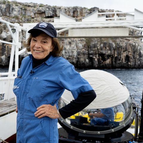 The 87-year-old marine biologist Sylvia Earle is on a boat with a blue overall