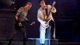 Rammstein wurden 1994 in Berlin gegründet. Die Gitarristen Paul Landers (l.) und Richard Kruspe sind seit den Anfängen dabei und mit ihren Instrumenten maßgeblich für den harten Sound von Rammstein verantwortlich. Kruspe hat mehrere Kinder, darunter Tochter Khira Li Lindemann. Die trägt nicht zufällig den Nachnamen des Rammstein-Sängers: Sie entstand aus Kruspes Beziehung mit Til Lindemanns Ex-Frau.