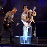 Rammstein wurden 1994 in Berlin gegründet. Die Gitarristen Paul Landers (l.) und Richard Kruspe sind seit den Anfängen dabei und mit ihren Instrumenten maßgeblich für den harten Sound von Rammstein verantwortlich. Kruspe hat mehrere Kinder, darunter Tochter Khira Li Lindemann. Die trägt nicht zufällig den Nachnamen des Rammstein-Sängers: Sie entstand aus Kruspes Beziehung mit Til Lindemanns Ex-Frau.