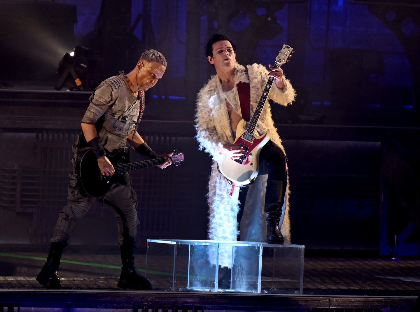 Rammstein wurden 1994 in Berlin gegründet. Die Gitarristen Paul Landers (l.) und Richard Kruspe sind seit den Anfängen dabei und mit ihren Instrumenten maßgeblich für den harten Sound von Rammstein verantwortlich. Kruspe hat mehrere Kinder, darunter Tochter Khira Li Lindemann. Die trägt nicht zufällig den Nachnamen des Rammstein-Sängers: Sie entstand aus Kruspes Beziehung mit Til Lindemanns Ex-Frau.