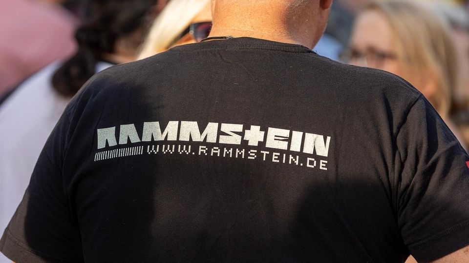 Ein Fan bei einem Rammstein-Konzert.