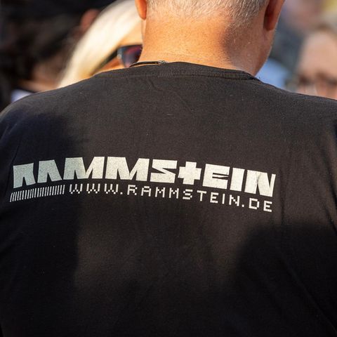 Ein Fan bei einem Rammstein-Konzert.
