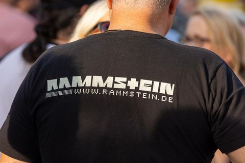 Ein Fan bei einem Rammstein-Konzert.