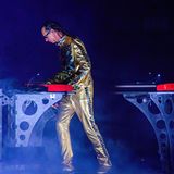 "Ich kam als Letzter rein, ich wollte mit den Jungs eigentlich nichts zu tun haben", sagt Keyboarder Christian "Flake" Lorenz über seine ersten Eindrücke von der Band. "Da waren fünf Typen, die haben stumpf eine Stunde lang ein Riff gespielt – wie die Doofen, in einer Höllenlautstärke, dass mir alles wehgetan hat." Dennoch wurde Lorenz im Laufe des Jahres 1994 festes Mitglied von Rammstein. Zuvor war Lorenz bereits - neben Paul Landers - Mitglied der DDR-Punk-Band Feeling B.