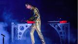 "Ich kam als Letzter rein, ich wollte mit den Jungs eigentlich nichts zu tun haben", sagt Keyboarder Christian "Flake" Lorenz über seine ersten Eindrücke von der Band. "Da waren fünf Typen, die haben stumpf eine Stunde lang ein Riff gespielt – wie die Doofen, in einer Höllenlautstärke, dass mir alles wehgetan hat." Dennoch wurde Lorenz im Laufe des Jahres 1994 festes Mitglied von Rammstein. Zuvor war Lorenz bereits - neben Paul Landers - Mitglied der DDR-Punk-Band Feeling B.