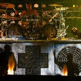 Dafür waren sich Rammstein nicht zu schade: Beim Wacken Open Air sang Till Lindemann 2013 zusammen mit Heino "Sonne" im Duett. Der Schlagersänger hatte den Song zuvor für sein Rock-Album "Mit freundlichen Grüßen" gecovert.