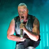 Till Lindemanns Bühnencharisma beruht auf martialischen Kostümen und einer aus dem expressionistischen Stummfilm entlehnten Mimik. 