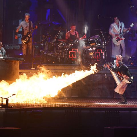 Sie sind Deutschlands wohl erfolgreichster kultureller Exportartikel: Rammstein feiert seit bald 30 Jahren weltweit Erfolge. Mehr als 20 Millionen Tonträger hat die Band seither verkauft, ihre Tourneen finden in riesigen Arenen statt - und sogar Regisseur David Lynch verwendete 1997 den Rammstein-Song "Heirate mich" in seinem Film "Lost Highway". Ihre Bühnenshows sind gigantische Spektakel, in denen Feuer und Pyrotechnik zum Einsatz kommen.