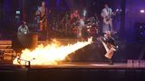 Sie sind Deutschlands wohl erfolgreichster kultureller Exportartikel: Rammstein feiert seit bald 30 Jahren weltweit Erfolge. Mehr als 20 Millionen Tonträger hat die Band seither verkauft, ihre Tourneen finden in riesigen Arenen statt - und sogar Regisseur David Lynch verwendete 1997 den Rammstein-Song "Heirate mich" in seinem Film "Lost Highway". Ihre Bühnenshows sind gigantische Spektakel, in denen Feuer und Pyrotechnik zum Einsatz kommen.