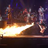 Sie sind Deutschlands wohl erfolgreichster kultureller Exportartikel: Rammstein feiert seit bald 30 Jahren weltweit Erfolge. Mehr als 20 Millionen Tonträger hat die Band seither verkauft, ihre Tourneen finden in riesigen Arenen statt - und sogar Regisseur David Lynch verwendete 1997 den Rammstein-Song "Heirate mich" in seinem Film "Lost Highway". Ihre Bühnenshows sind gigantische Spektakel, in denen Feuer und Pyrotechnik zum Einsatz kommen.