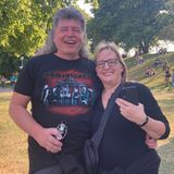 Michael und Michaela: "Solange nichts bewiesen ist, muss man vorsichtig mit Anschuldigungen sein. Man weiß ja, wie schnell in sozialen Netzwerken alle zu Richtern werden. Wir finden das erstmal unfair. Rammstein hat ganz klein in Ostdeutschland angefangen und sie sind jetzt Weltstars. Da gibt es immer Leute, die einem das nicht gönnen."