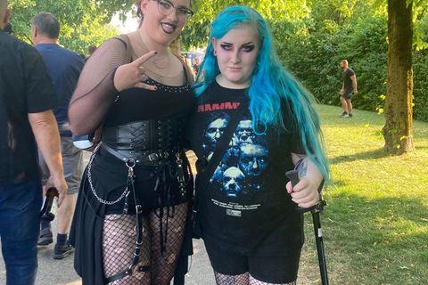 Charlotte (l.) und Louise: "Wir sind hier für die Musik, die Vorwürfe interessieren uns nicht. Wir sind extra aus einem kleinen Dorf östlich von London für das Konzert angereist. Wir lassen uns das jetzt sicher nicht von irgendwelchen Anschuldigungen versauen."