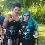 Charlotte (l.) und Louise: "Wir sind hier für die Musik, die Vorwürfe interessieren uns nicht. Wir sind extra aus einem kleinen Dorf östlich von London für das Konzert angereist. Wir lassen uns das jetzt sicher nicht von irgendwelchen Anschuldigungen versauen."