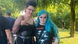Charlotte (l.) und Louise: "Wir sind hier für die Musik, die Vorwürfe interessieren uns nicht. Wir sind extra aus einem kleinen Dorf östlich von London für das Konzert angereist. Wir lassen uns das jetzt sicher nicht von irgendwelchen Anschuldigungen versauen."