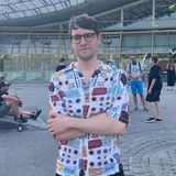 Paul, (ein Passant): "Die Stimmung ist wahnsinnig aufgeheizt. Hier laufen an der Demo Fans vorbei und rufen: 'Geht in den Puff, wir ficken euch oder Arbeit macht frei.' Als wollten sie sich unbedingt von den Demonstranten abgrenzen. So als seien die Fans für Vergewaltigungen, nur um nicht wie die Demonstranten zu sein. Wenn ich das beobachte, solidarisiere ich mich automatisch mit den Demonstranten."