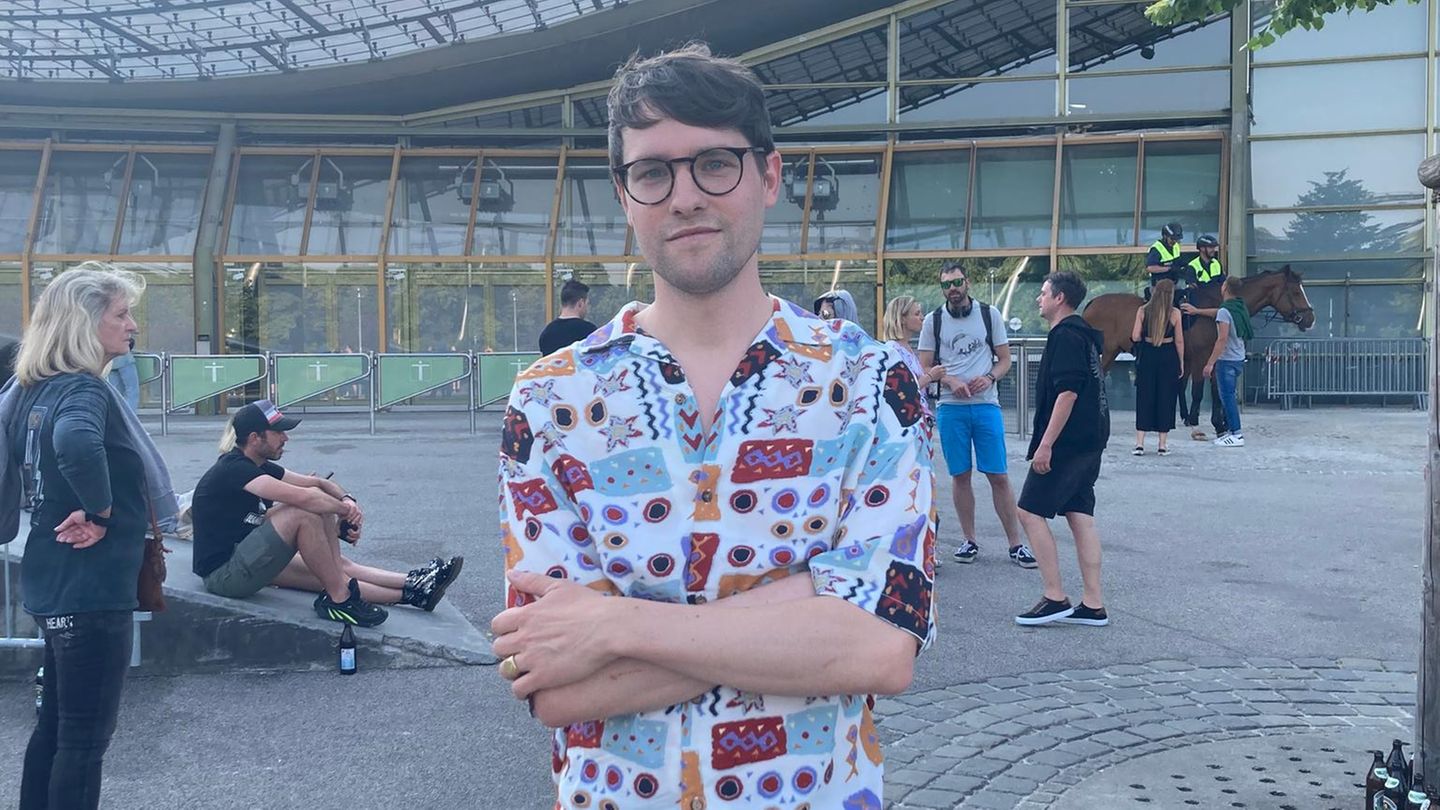 Paul, (ein Passant): "Die Stimmung ist wahnsinnig aufgeheizt. Hier laufen an der Demo Fans vorbei und rufen: 'Geht in den Puff, wir ficken euch oder Arbeit macht frei.' Als wollten sie sich unbedingt von den Demonstranten abgrenzen. So als seien die Fans für Vergewaltigungen, nur um nicht wie die Demonstranten zu sein. Wenn ich das beobachte, solidarisiere ich mich automatisch mit den Demonstranten."