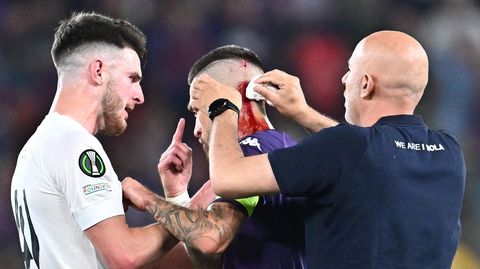 Fiorentinas Kapitän Cristiano Biraghi wird durch einen Becherwurf verletzt.