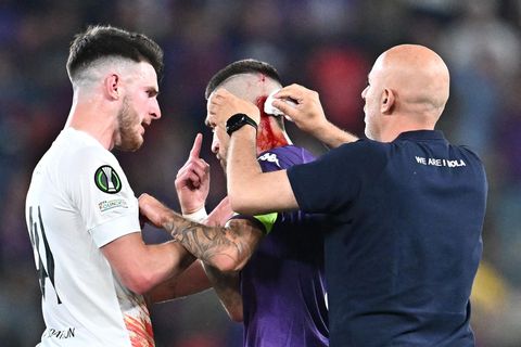 Fiorentinas Kapitän Cristiano Biraghi wird durch einen Becherwurf verletzt.