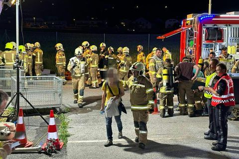 Rettungskräfte kümmern sich um die Passagiere des in Brand geratenen Nachtzugs