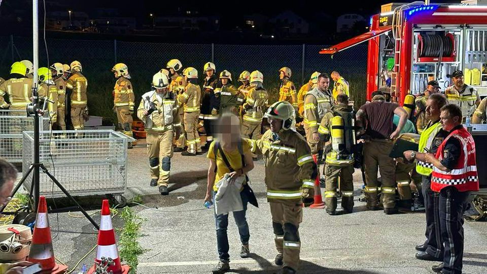Rettungskräfte kümmern sich um die Passagiere des in Brand geratenen Nachtzugs