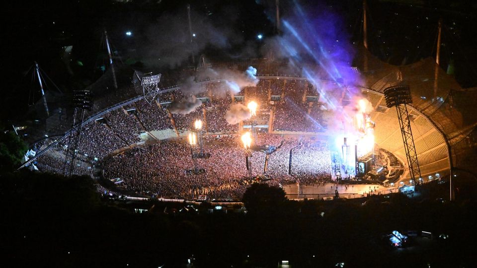 Das Olympiastadion in München während des Rammstein-Konzerts von oben