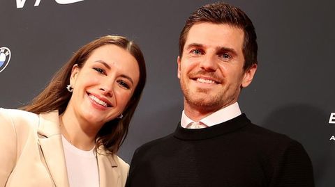 Laura Winter und Jonas Hofmann haben geheiratet  Schöne Nachricht nach persönlichem Schicksalsschlag: Vor wenigen Wochen mussten Fußball-Nationalspieler Jonas Hofmann und Sky-Moderatorin Laura Winter den Verlust ihres ungeborenen Babys verkraften. Jetzt hat das Promi-Paar geheiratet. Laut Bild fand die Hochzeit am 2. Juni standesamtlich statt. Nach einem gemeinsamen Kurzurlaub in Rom ist Jonas Hofmann nun besonders motiviert zur Nationalmannschaft weitgereist, wo er für die anstehenden Länderspiele nominiert ist. "Das will ich schwer hoffen, dass das ein Extraschub ist", sagte Hofmann laut dpa angesprochen auf die Heirat. Die Sportmoderatorin hat ihren Instagram-Namen in "lauramahofmann" geändert und dazu ohne weiteren Kommentar ein Bild von sich gepostet, auf dem sie in die Kamera lächelt.