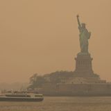 Die Freiheitsstatue ist in Dunst gehüllt