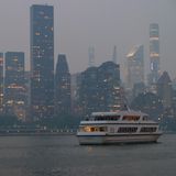 Die Luft in der Stadt ist so schlecht, dass die Behörden aus Sicherheitsgründen Gesundheitsempfehlungen an die Menschen herausgegeben haben. Wer es einrichten kann, soll in Gebäuden bleiben, für Kinder fällt der Sport draußen aus