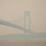 Von der Verrazano Brücke ist durch den dichten Rauch so gut wie nichts mehr zu erkennen