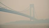 Von der Verrazano Brücke ist durch den dichten Rauch so gut wie nichts mehr zu erkennen