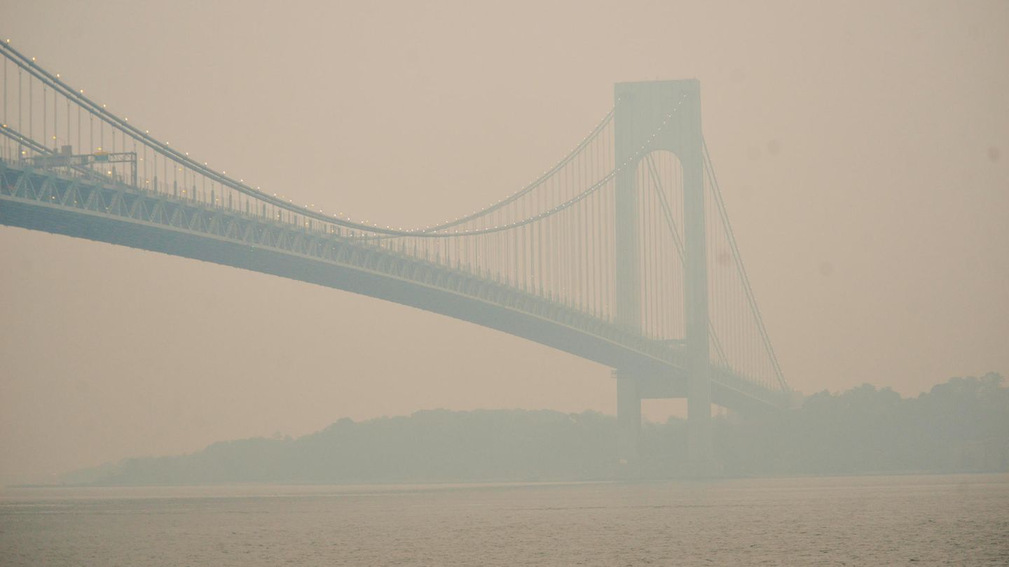 Von der Verrazano Brücke ist durch den dichten Rauch so gut wie nichts mehr zu erkennen