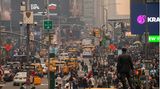 Menschenmassen mit und ohne Masken bevölkern den Times Square