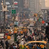 Menschenmassen mit und ohne Masken bevölkern den Times Square