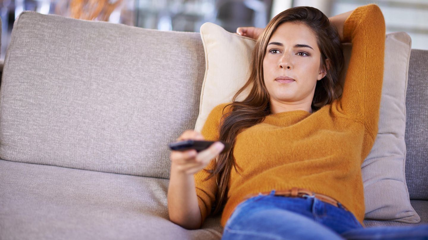 Frau schaut Amazon Prime Video auf einem Fernseher