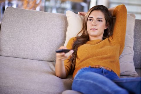 Frau schaut Amazon Prime Video auf einem Fernseher