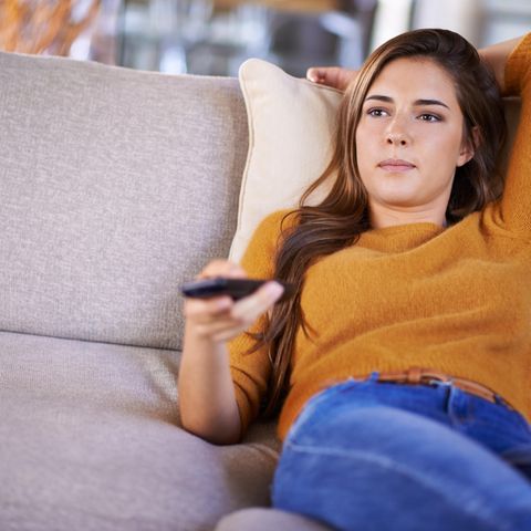 Frau schaut Amazon Prime Video auf einem Fernseher