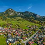 Die bayrische Gemeinde Bad Hindelang ist, was die Luftqualität angeht, der sauberste Ort in Deutschland. Dort leben etwa 5200 Personen mitten im Naturschutzgebiet der Alpen. Die Gemeinde wirbt auf ihrer Homepage sogar mit der Luft: "Die Sonne scheint und die Luft ist so rein, dass Ihr richtig tief durchatmen könnt." Da ist auch laut dem Luftverschmutzungs-Index was dran, dieser liegt laut IQAir bei lediglich 4,5 und ist damit als einziger Ort im Ranking unterhalb der WHO-Empfehlung.