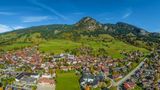 Die bayrische Gemeinde Bad Hindelang ist, was die Luftqualität angeht, der sauberste Ort in Deutschland. Dort leben etwa 5200 Personen mitten im Naturschutzgebiet der Alpen. Die Gemeinde wirbt auf ihrer Homepage sogar mit der Luft: "Die Sonne scheint und die Luft ist so rein, dass Ihr richtig tief durchatmen könnt." Da ist auch laut dem Luftverschmutzungs-Index was dran, dieser liegt laut IQAir bei lediglich 4,5 und ist damit als einziger Ort im Ranking unterhalb der WHO-Empfehlung.