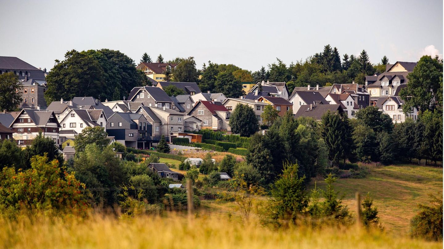 Top 2: Neuhaus am Rennweg, Thüringen Auf Platz zwei mit einem Luftverschmutzungs-Wert von 5,4 liegt Neuhaus am Rennweg in Thüringen. Die Kleinstadt mit rund 9000 Einwohnern liegt im Süden des Thüringer Waldes eher hoch gelegen und ist vor allem unter begeisterten Wanderern bekannt für seinen Rennsteig. Die Gegend gilt als Erholungsort.