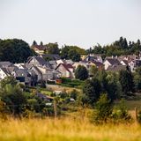 Auf Platz zwei mit einem Luftverschmutzungs-Wert von 5,4 liegt Neuhaus am Rennweg in Thüringen. Die Kleinstadt mit rund 9000 Einwohnern liegt im Süden des Thüringer Waldes eher hoch gelegen und ist vor allem unter begeisterten Wanderern bekannt für seinen Rennsteig. Die Gegend gilt als Erholungsort.