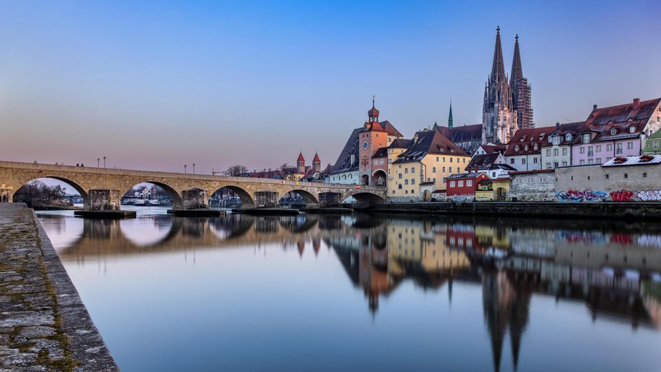 Platz vier liegt im Index gleichauf mit Platz 3, mit einem Jahreswert von 5,6. Regensburg hat etwa 153.000 Einwohner und liegt in einer grünen Umgebung an der Donau.