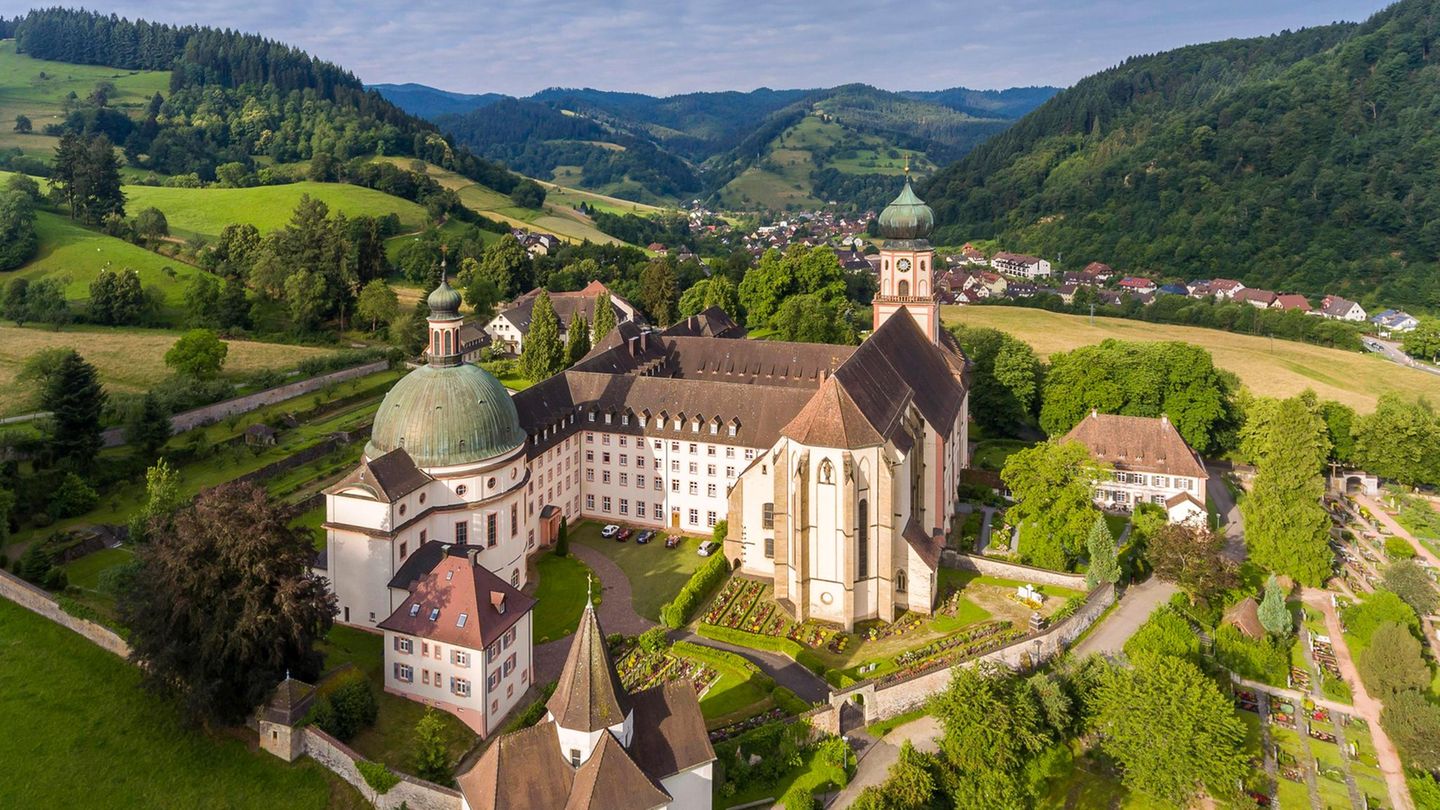 Wir springen auf die andere Seite des Rankings – die Orte in Deutschland mit der niedrigsten Luftverschmutzung. Auf Platz fünf liegt das baden-württembergische Münstertal im Schwarzwald, mit einem durchschnittlichen Wert im Jahr 2022 von 5,6.