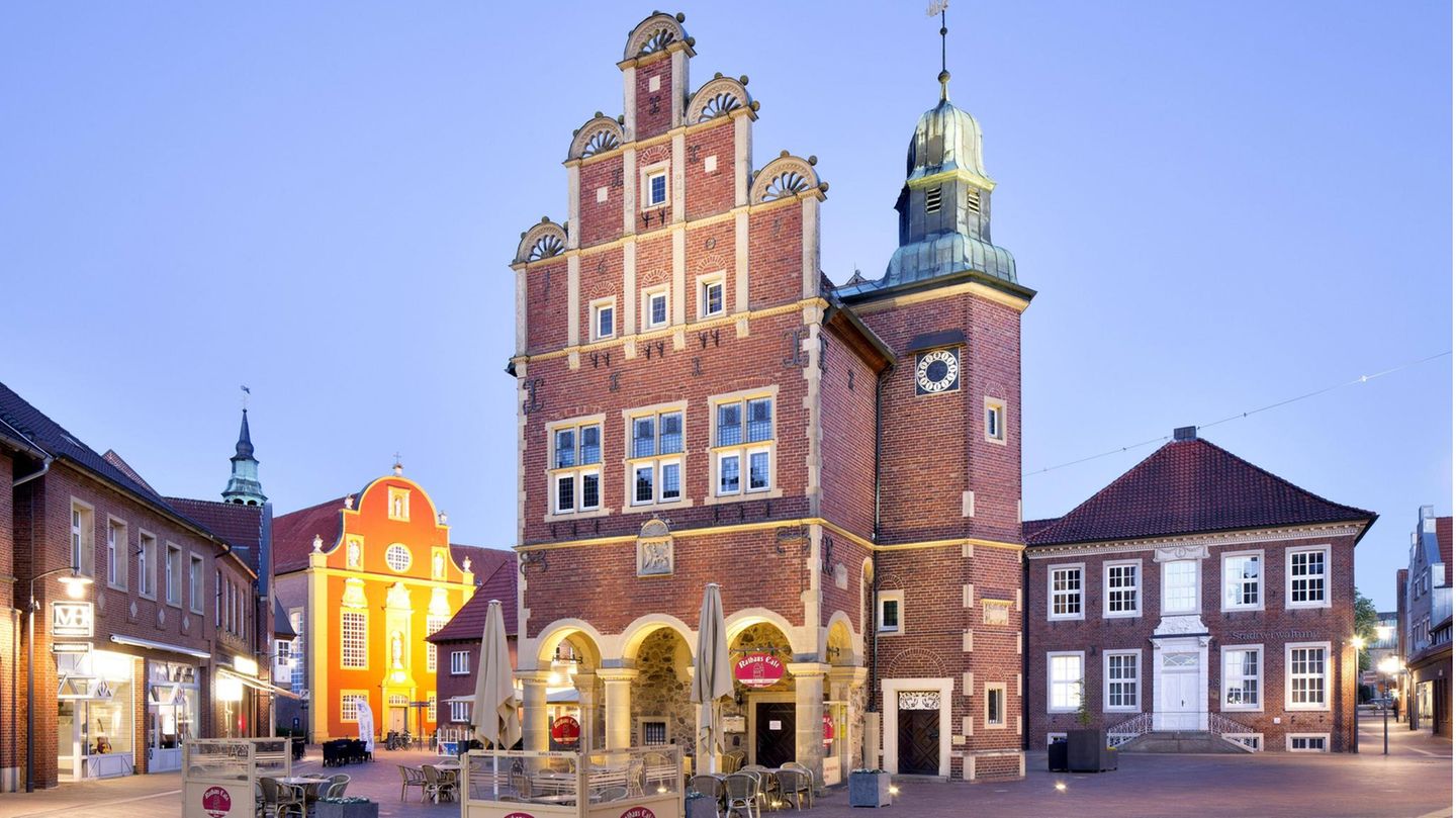 Flop 1: Meppen, Niedersachsen Das Rathaus in Meppen