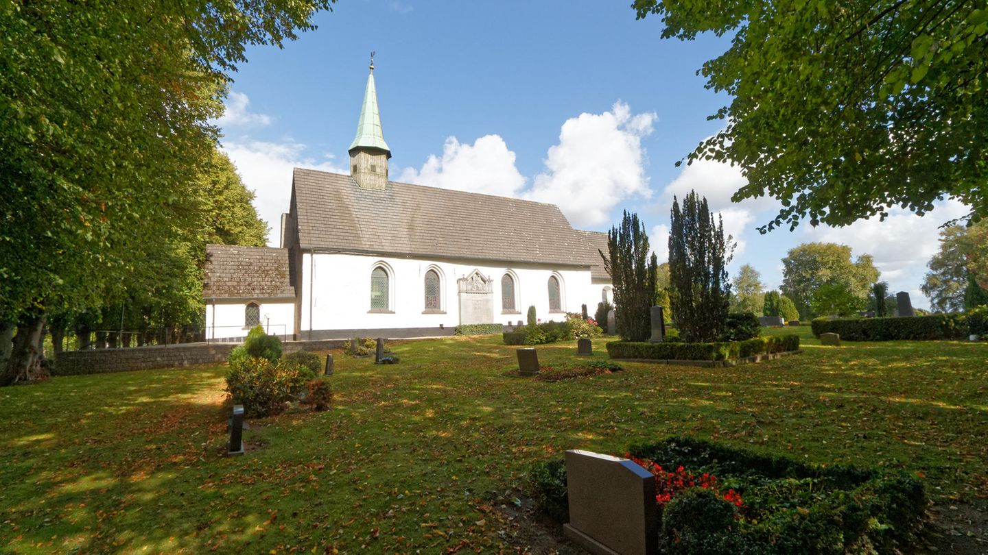 Die gemeinde Tolk im Kreis Schleswig-Flensburg liegt nur unwesentlich über dem vierten Platz, mit einem Luftverschmutzungs-Wert von 14,1. Die kleine Gemeinde ist vor allem bekannt wegen eines kleinen Freizeitparks in der Nähe, den Familien-Freizeitpark Tolk-Schau. Außerdem ist in der Gegend das mittlerweile trockene Tolker Moor, wodurch CO2 austritt. Das wirkt sich negativ auf die Luftqualität aus.