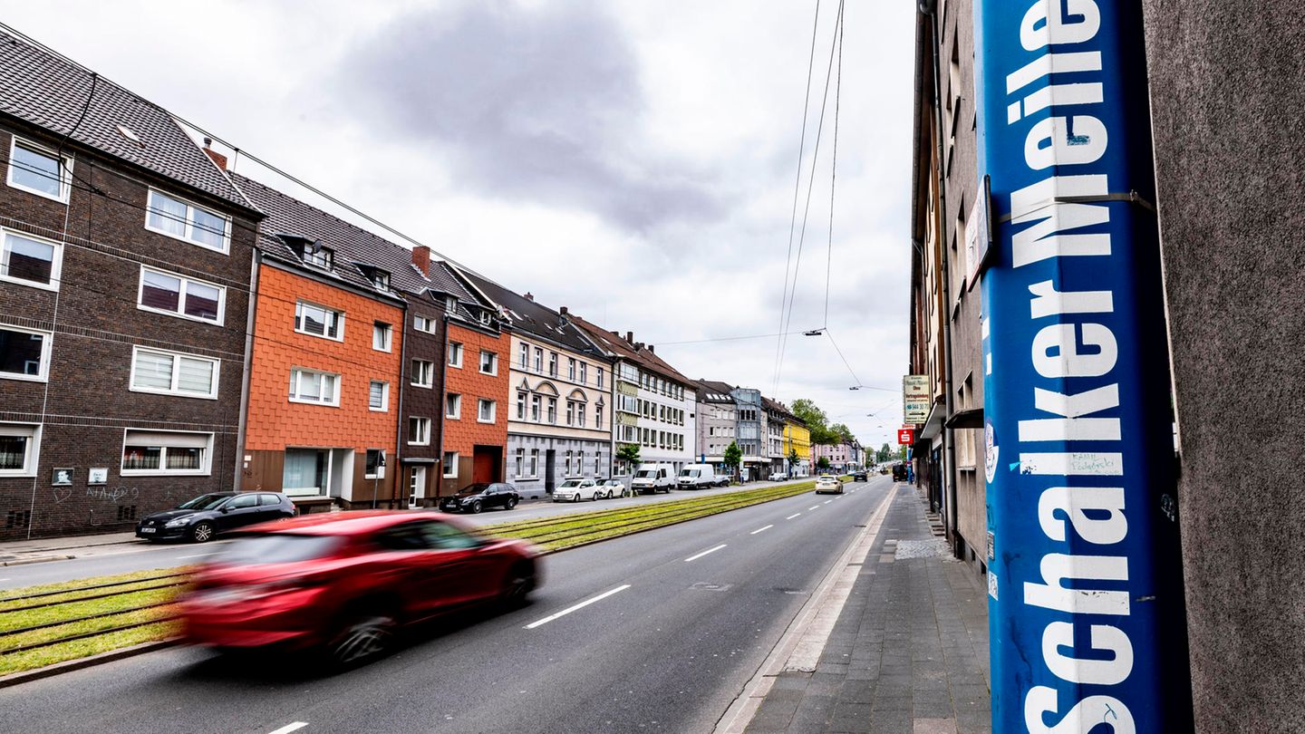 Gelsenkirchen in Nordrhein-Westfalen war 2022 im Ranking des Schweizer Unternehmens IQAir auf Rang 5 der deutschen Orte mit der schlechtesten Luft. Die Stadt war früher bekannt für ihre Industrie, vor allem Bergbau, Kohle, Eisen und Stahl. Zudem liegt sie mitten im Ruhrgebiet in einem großen urbanen Raum. Im neuesten Ranking der Luftverschmutzung von 2022 liegt sie bei einem Wert von 13,8 – das gilt nach wie vor als moderat.