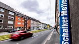 Gelsenkirchen in Nordrhein-Westfalen war 2022 im Ranking des Schweizer Unternehmens IQAir auf Rang 5 der deutschen Orte mit der schlechtesten Luft. Die Stadt war früher bekannt für ihre Industrie, vor allem Bergbau, Kohle, Eisen und Stahl. Zudem liegt sie mitten im Ruhrgebiet in einem großen urbanen Raum. Im neuesten Ranking der Luftverschmutzung von 2022 liegt sie bei einem Wert von 13,8 – das gilt nach wie vor als moderat.