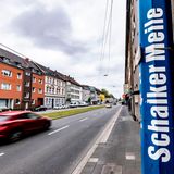 Gelsenkirchen in Nordrhein-Westfalen war 2022 im Ranking des Schweizer Unternehmens IQAir auf Rang 5 der deutschen Orte mit der schlechtesten Luft. Die Stadt war früher bekannt für ihre Industrie, vor allem Bergbau, Kohle, Eisen und Stahl. Zudem liegt sie mitten im Ruhrgebiet in einem großen urbanen Raum. Im neuesten Ranking der Luftverschmutzung von 2022 liegt sie bei einem Wert von 13,8 – das gilt nach wie vor als moderat.